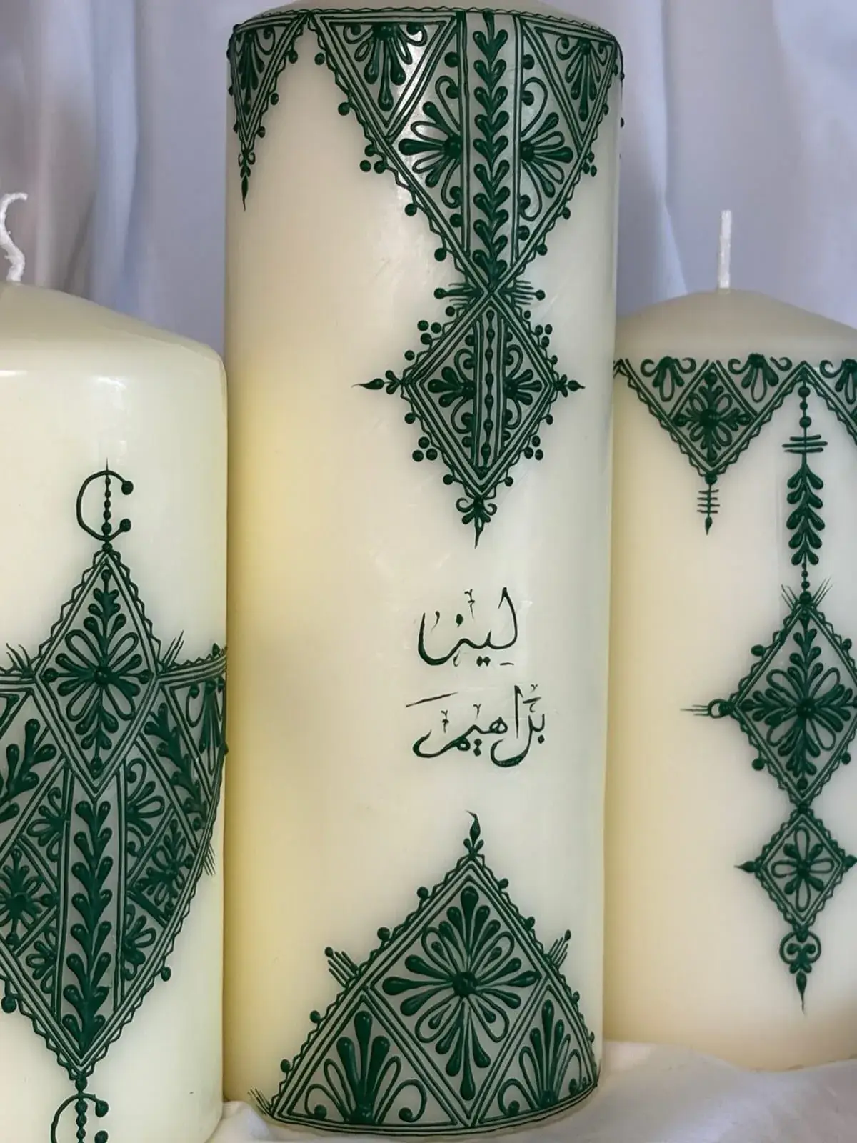 Bougies blanches peintes de motifs verts et prénoms en arabe