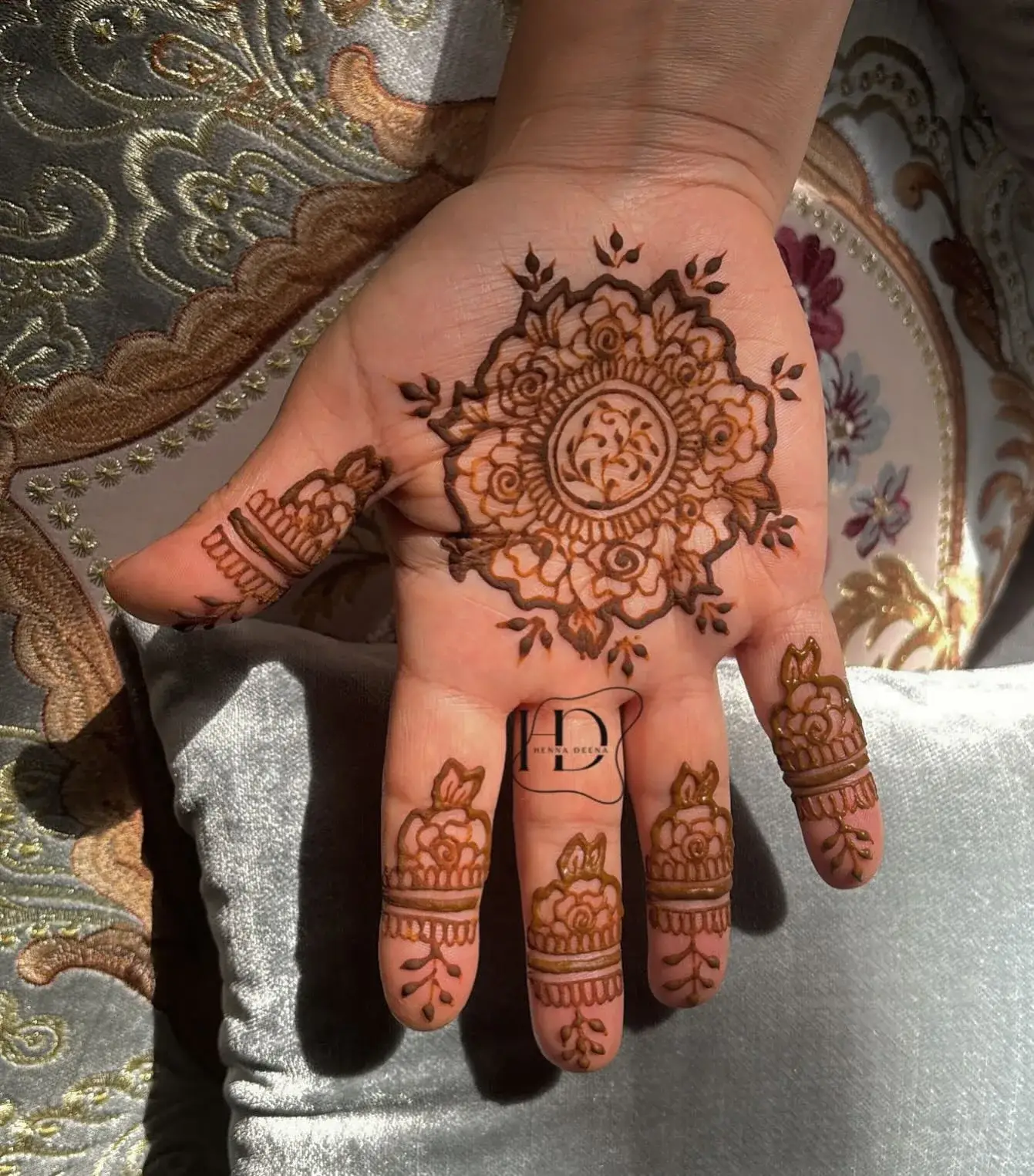 Mandala au henné dans le creux de la paume